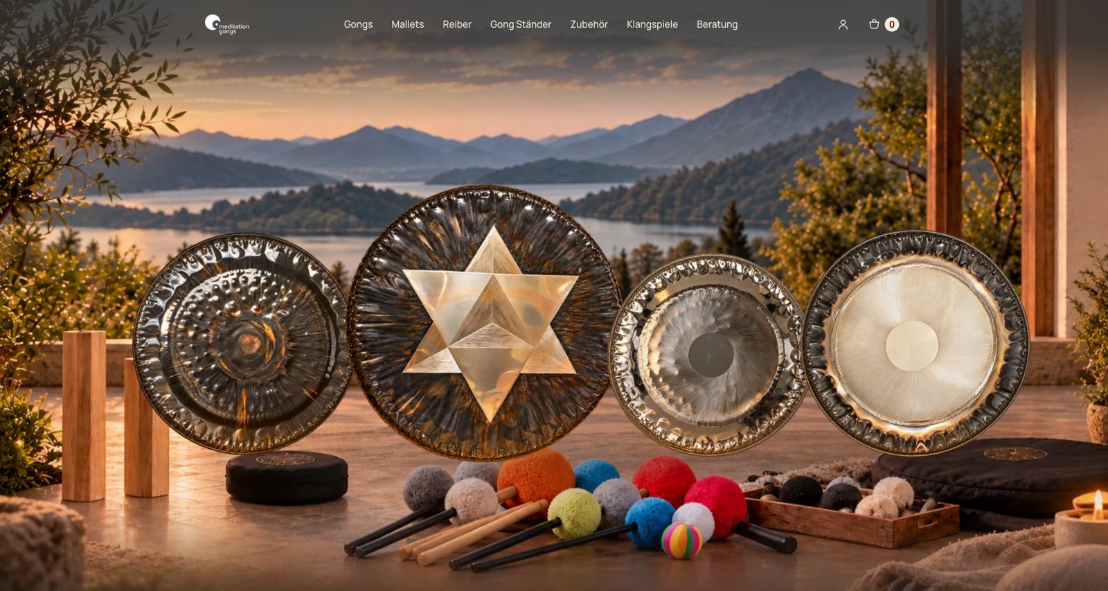 Bildschirmfoto der Startseite des Online-Shops mit vier Gongs, Mallets und einer Seelandschaft im Hintergrund